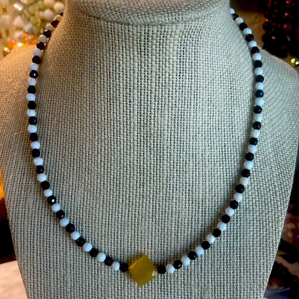Black & white agate with yellow Jade Center stone necklace 16”